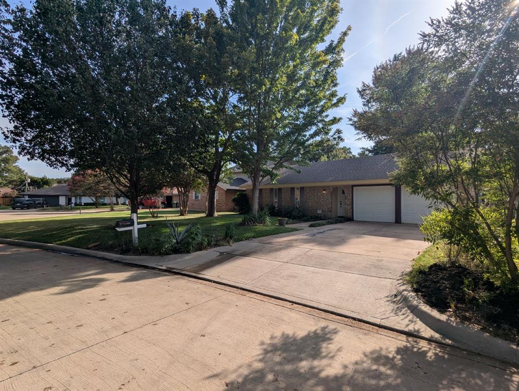 2908 Ashbury Drive Property Photo 2