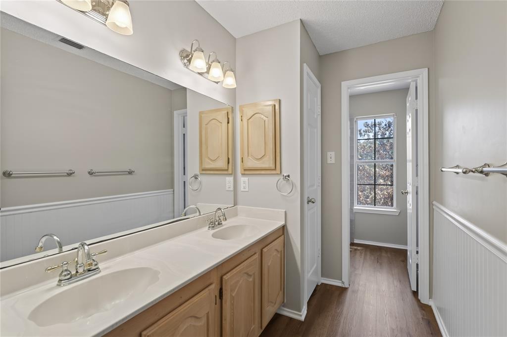 2201 W Brooklake Street Property Photo 22