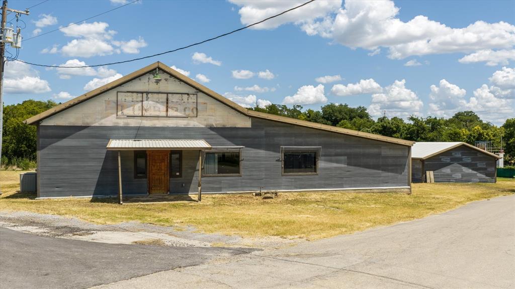 301 S Main Property Photo 3