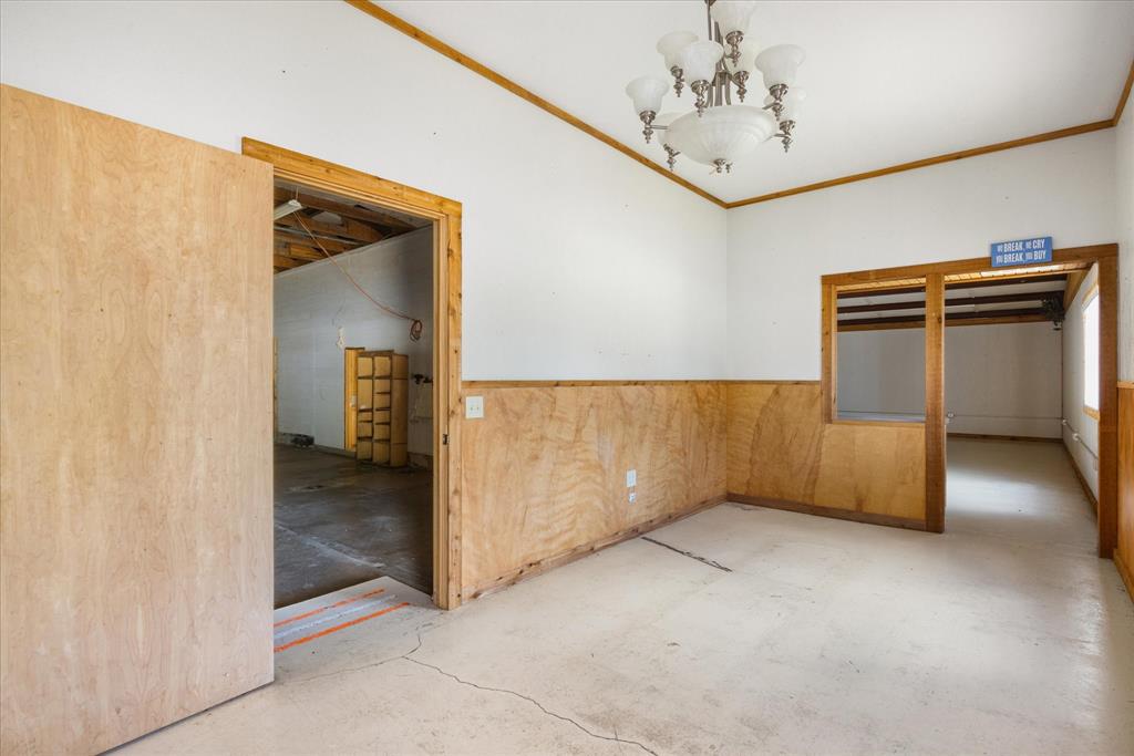 301 S Main Property Photo 6