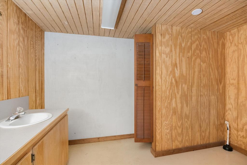301 S Main Property Photo 10