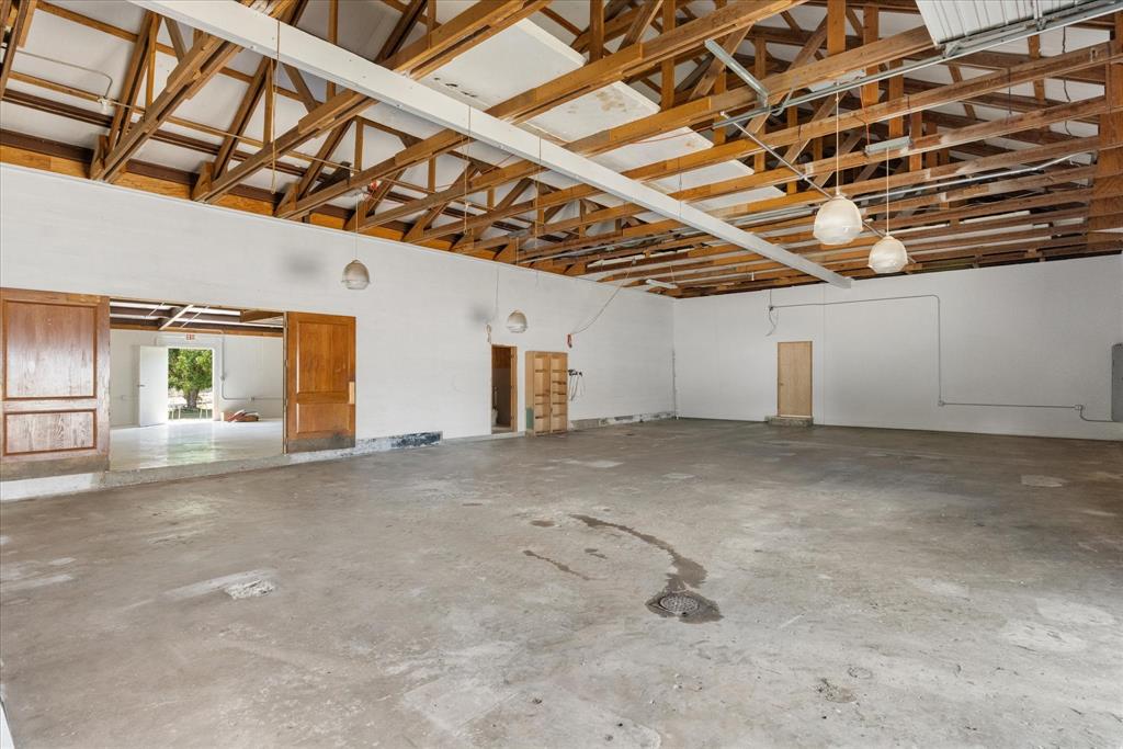 301 S Main Property Photo 16