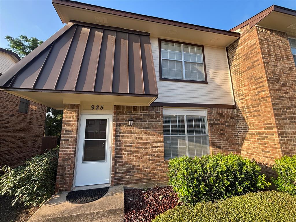 925 Cedar Terrace
