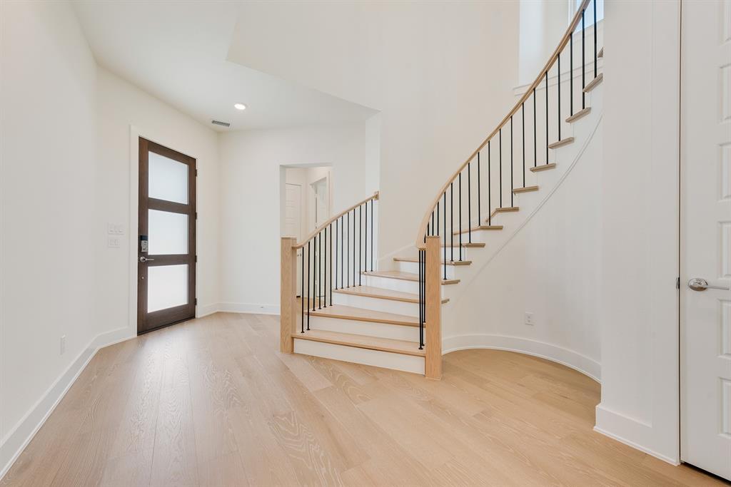 830 Montrose Drive Property Photo 4