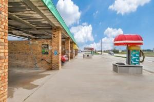 1545 Everman Parkway Property Photo 8