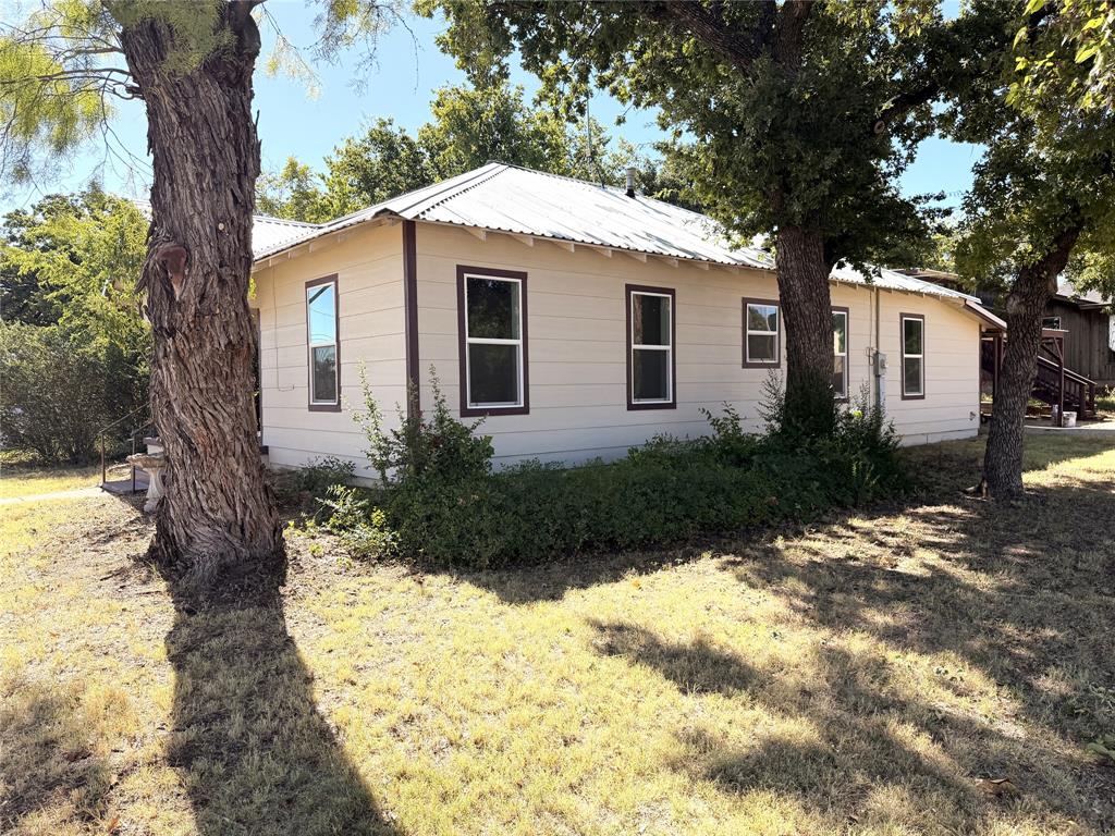712 W Main Street Property Photo 4