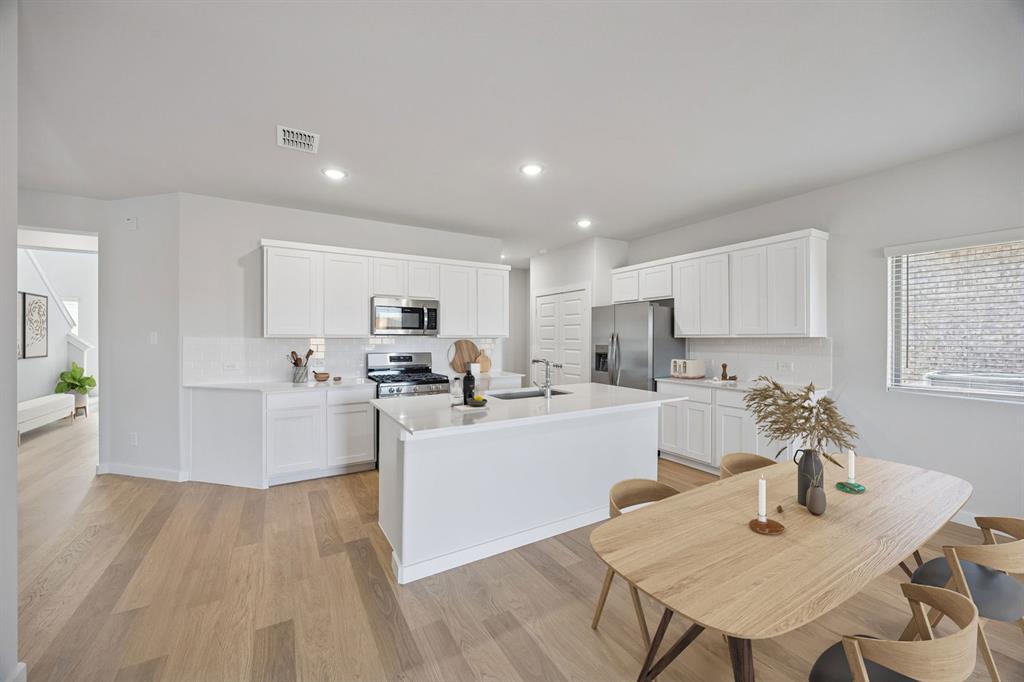 8340 Kingfisher Road Property Photo 4