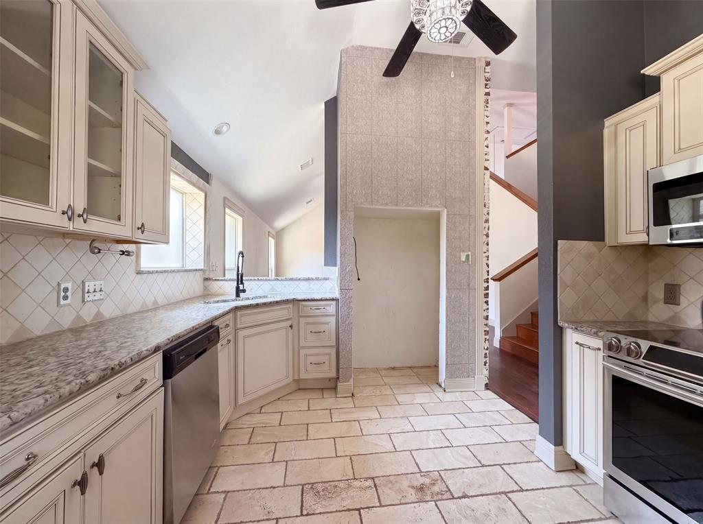 6315 Meadow Glen Drive Property Photo 6