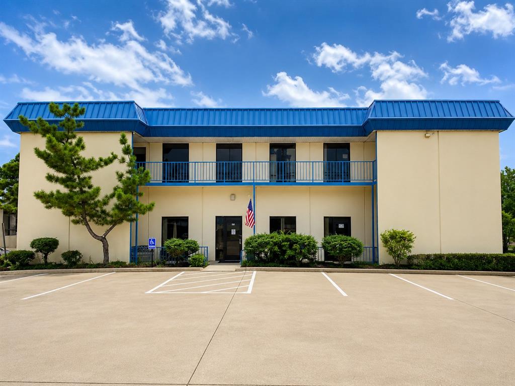 1039 N Interstate 35e Highway E Property Photo 1
