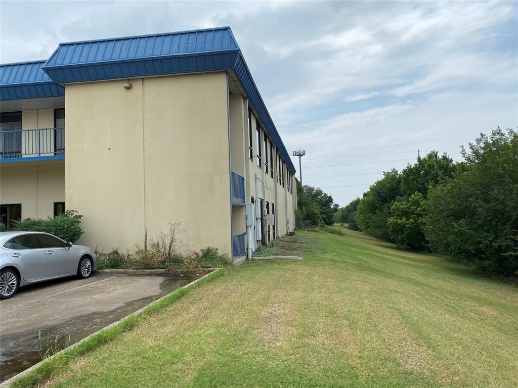 1039 N Interstate 35e Highway E Property Photo 11