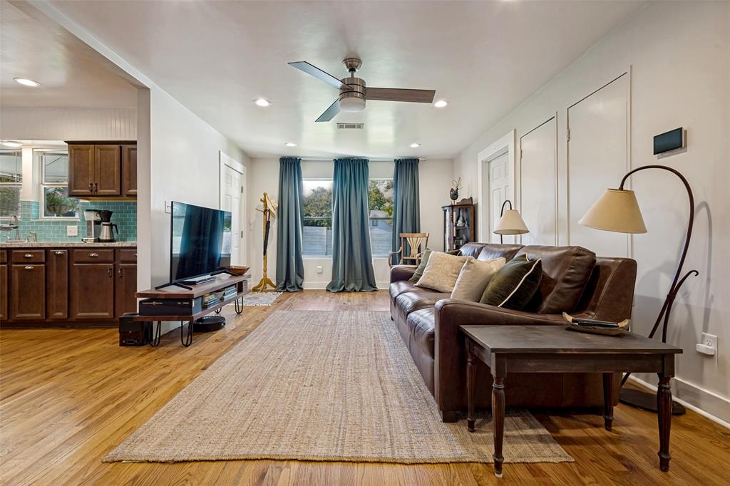 712 Baker Street Property Photo 8