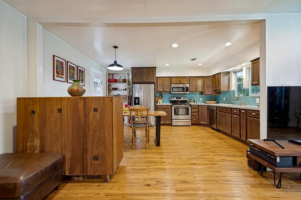 712 Baker Street Property Photo 13