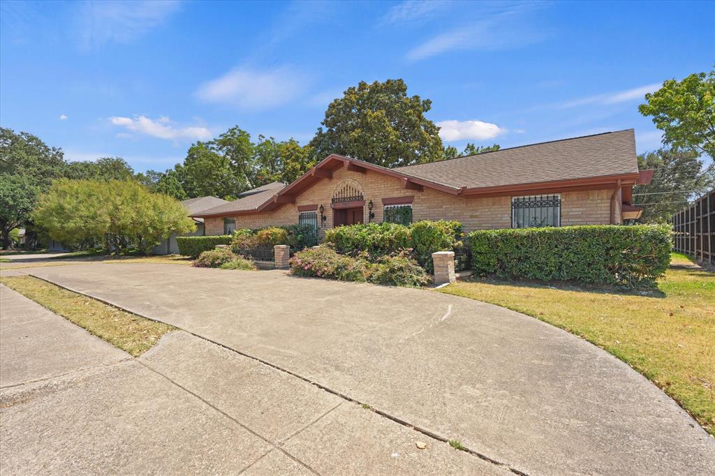 6238 E Lovers Lane Property Photo 2