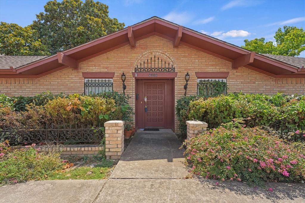 6238 E Lovers Lane Property Photo 4