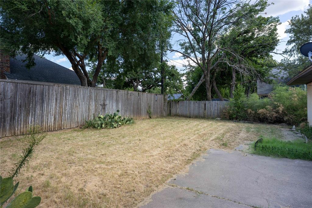 112 Oaktree Drive Property Photo 2