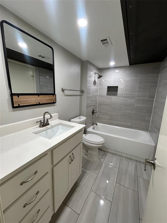 5826 Sandhurst Lane C Property Photo 8