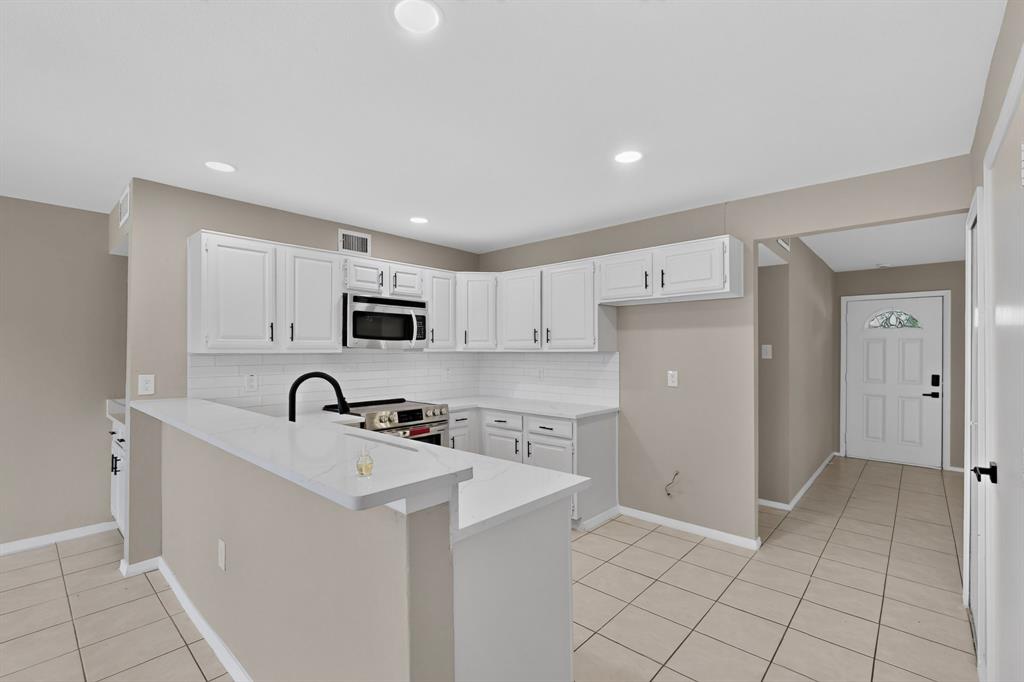 2404 Lemmontree Lane Property Photo 8