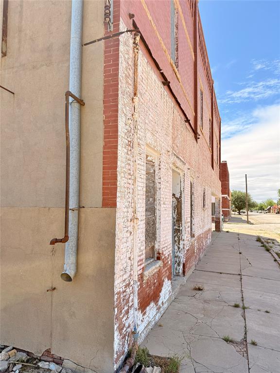 100 W 2nd Street Property Photo 3
