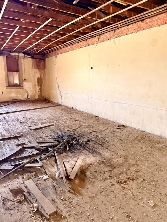 100 W 2nd Street Property Photo 14