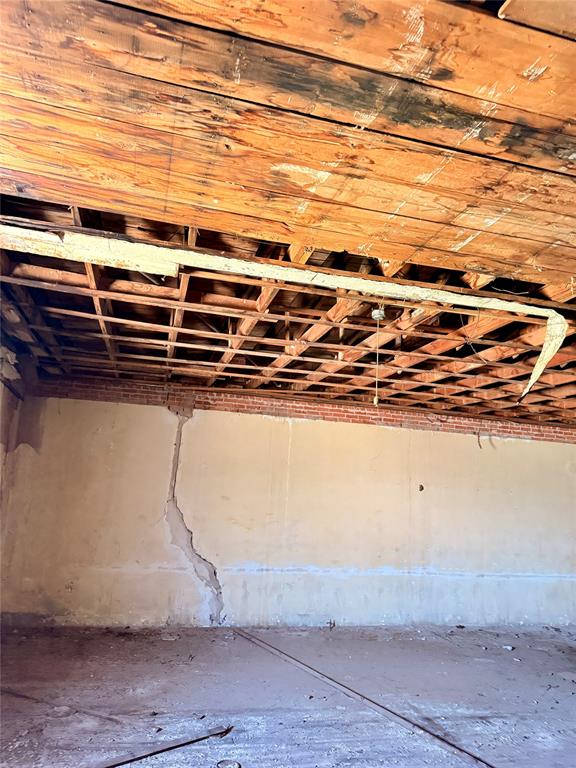 100 W 2nd Street Property Photo 16