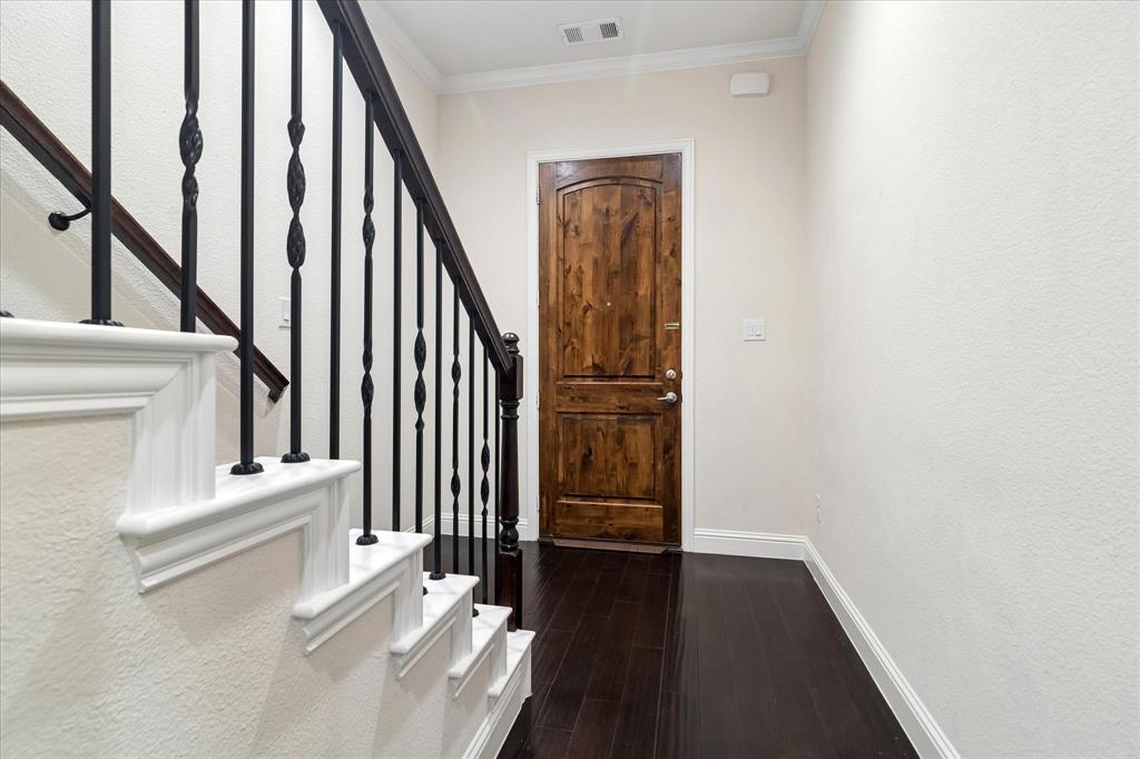 559 W Royal Lane Property Photo 4