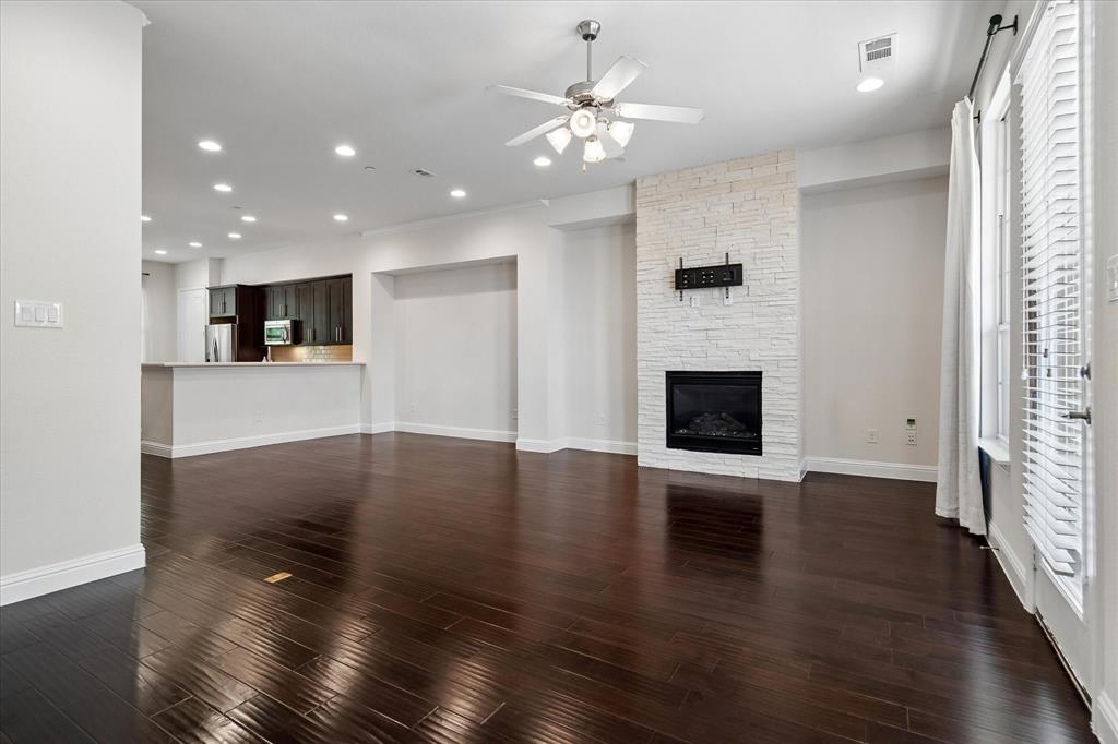 559 W Royal Lane Property Photo 10