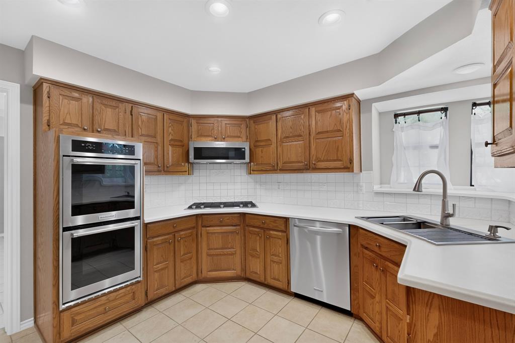 4431 Silverthorn Drive Property Photo 10