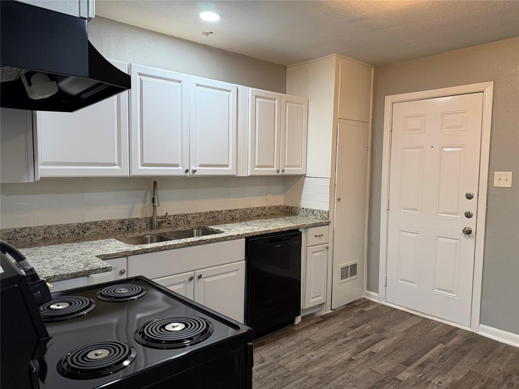 2506 Normont Circle Property Photo 5