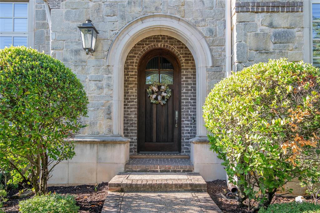 5009 Glenshire Drive Property Photo 1