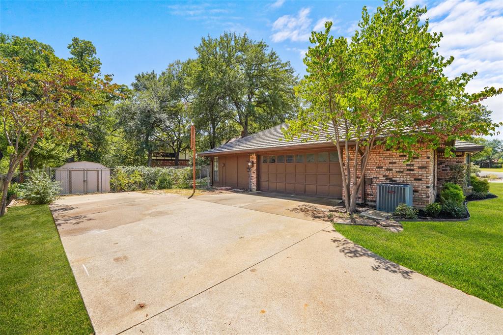 2323 Brookside Drive Property Photo 3