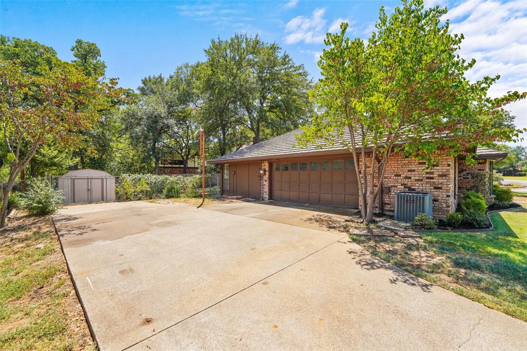 2323 Brookside Drive Property Photo 4