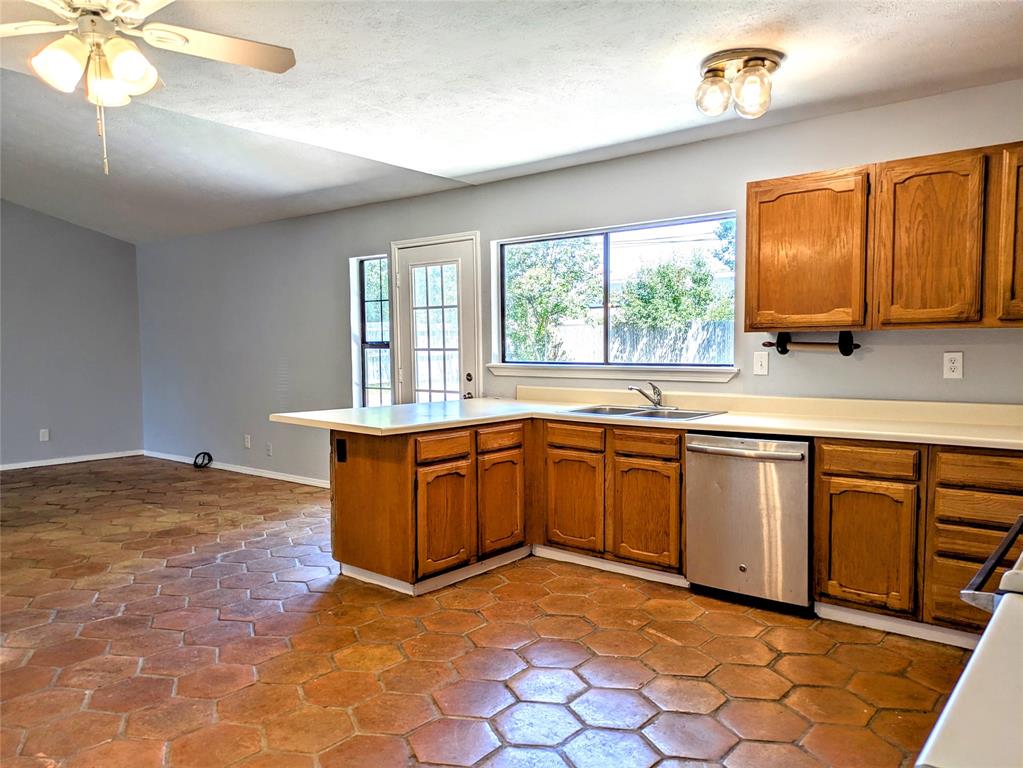 2301 Villanova Street Property Photo 12