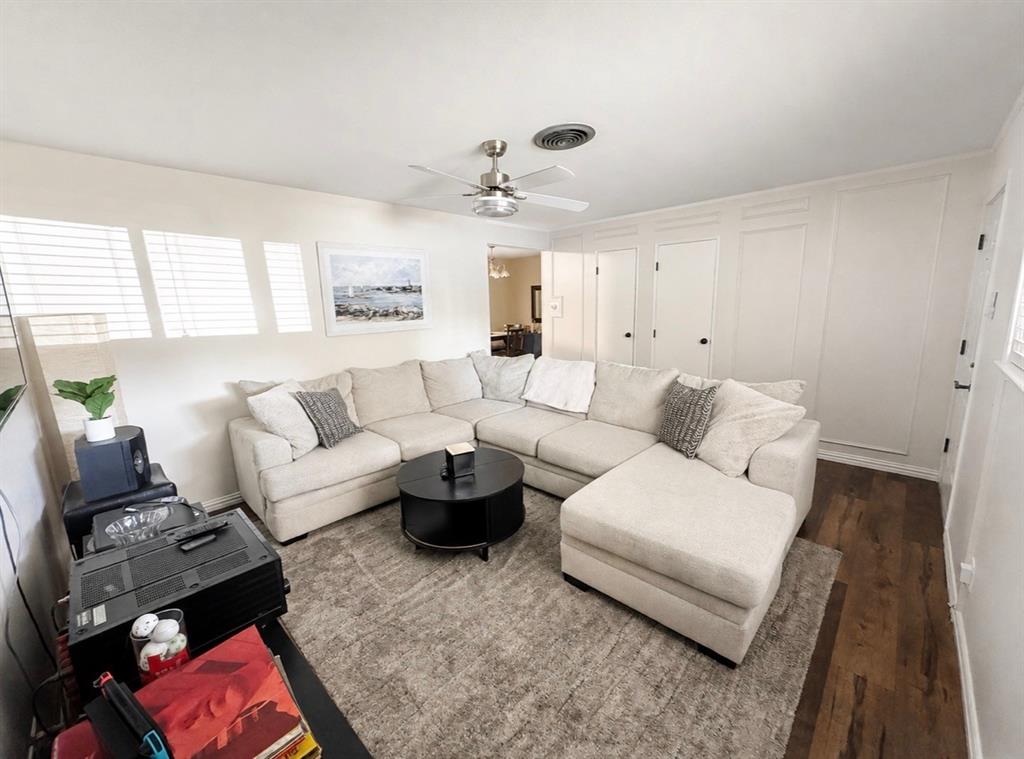 1109 Benbrook Terrace Property Photo 2
