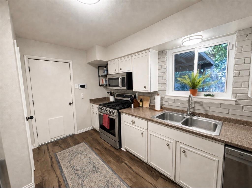 1109 Benbrook Terrace Property Photo 3