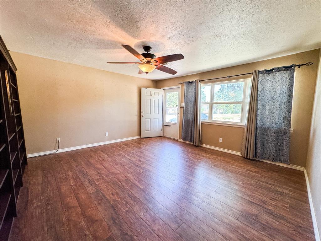 203 N Avenue M Property Photo 4