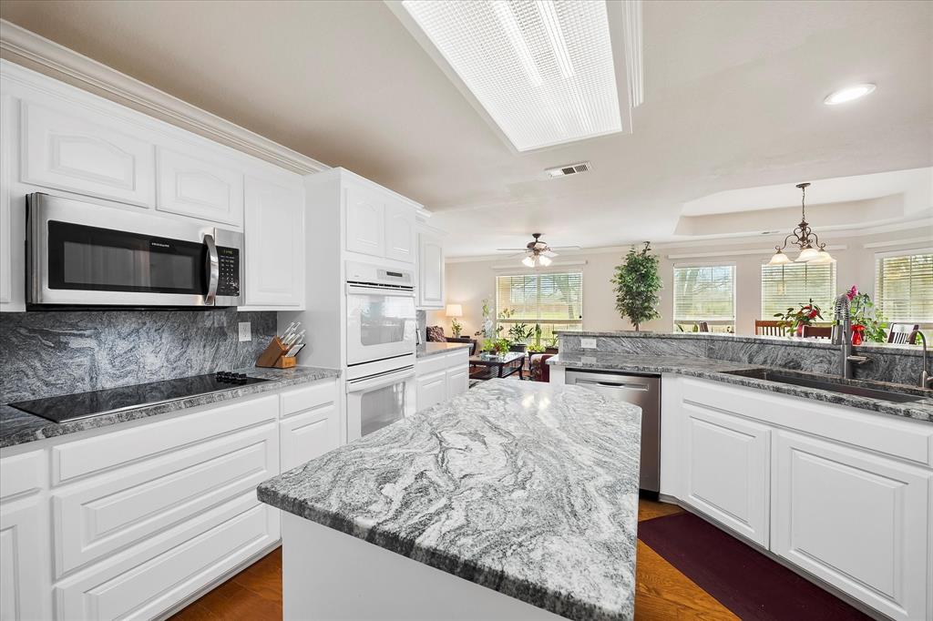 1025 Oak Hollow Lane Property Photo 11