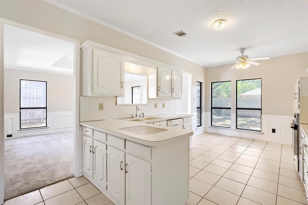 2212 Oak Bluff Drive Property Photo 6
