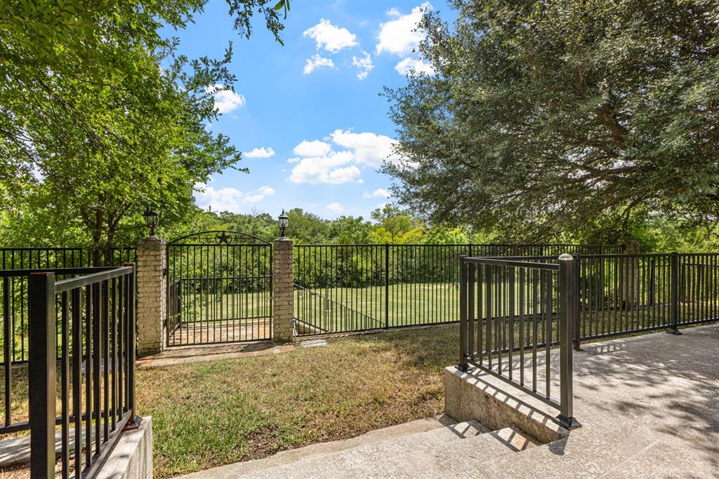 902 Saint George Place Property Photo 35