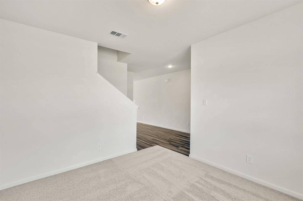 795 Yorkshire Drive Property Photo 6