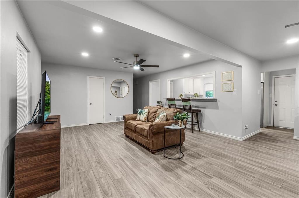 2244 Cambridge Drive Property Photo 4
