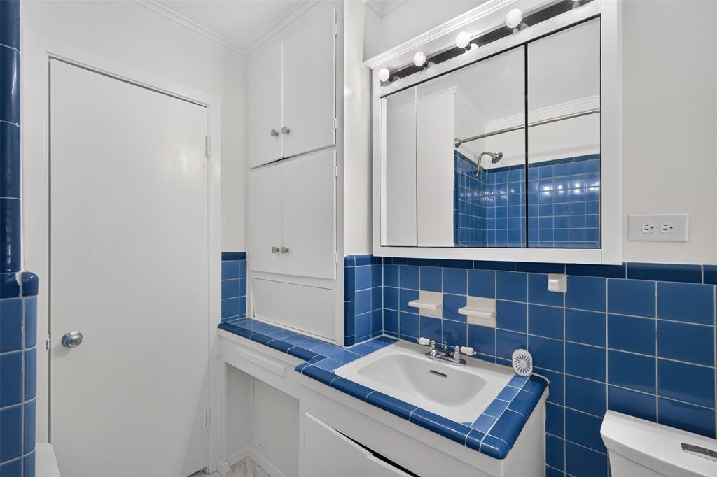 2425 Waverly Property Photo 12