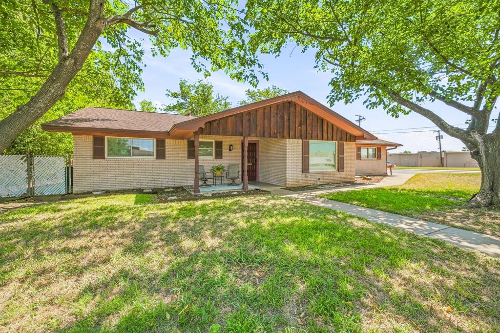 409 N Charlotte Property Photo 3