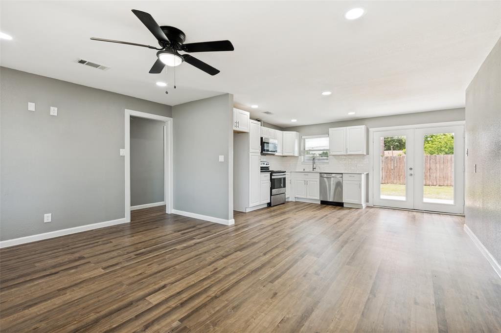 737 Cranbrook Lane Property Photo 3