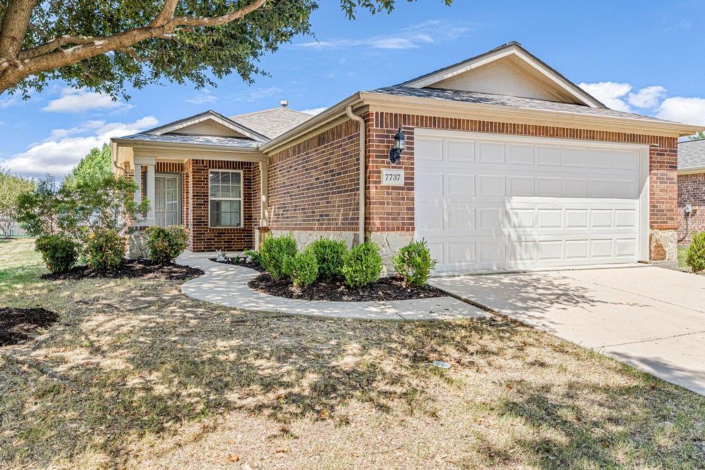 7737 Longaberger Drive Property Photo 1