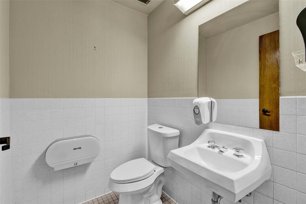 3210 W Northwest Loop 323 Property Photo 21