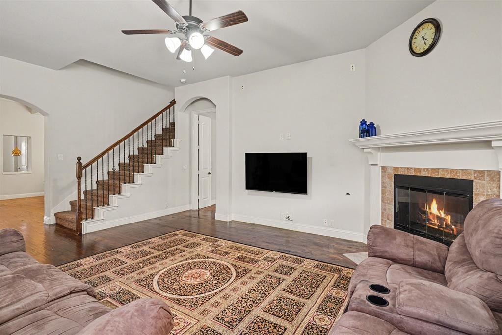 2412 Lynbridge Drive Property Photo 4