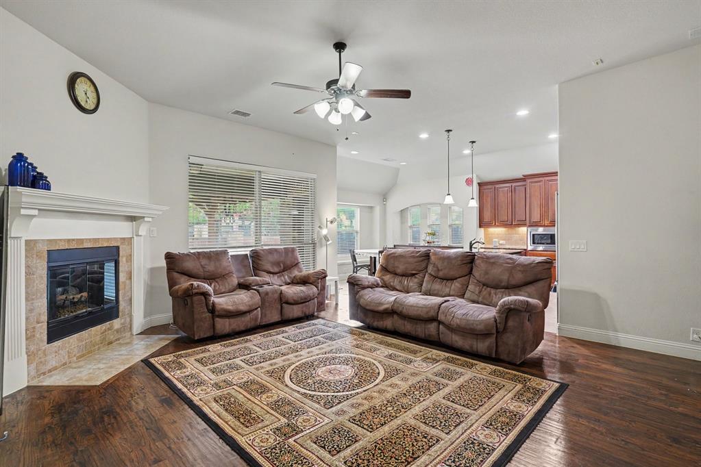 2412 Lynbridge Drive Property Photo 6