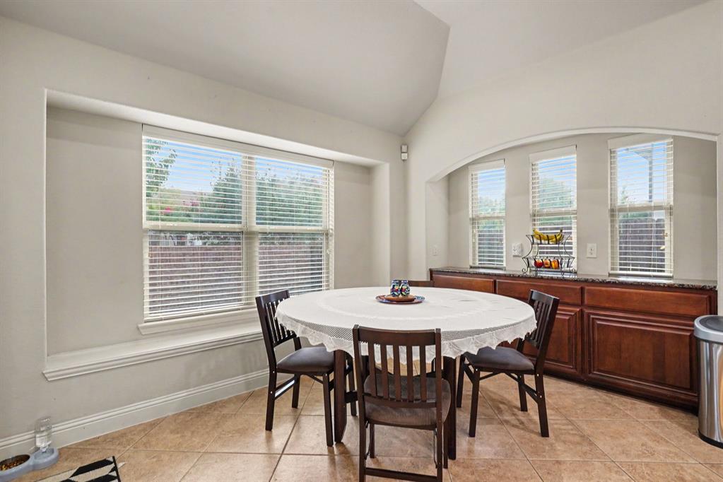 2412 Lynbridge Drive Property Photo 12