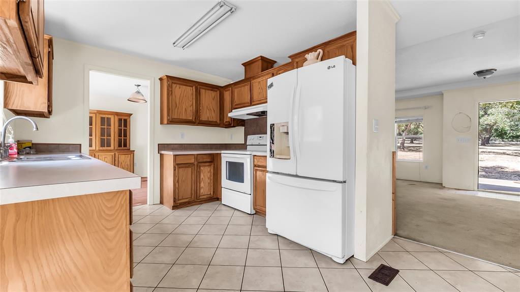 1210 E Texas Street Property Photo 6