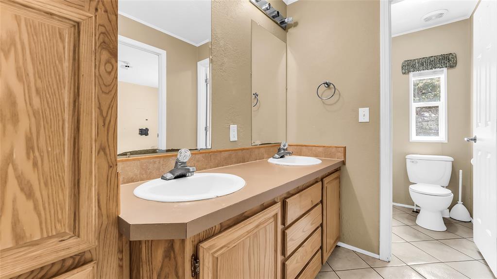 1210 E Texas Street Property Photo 11